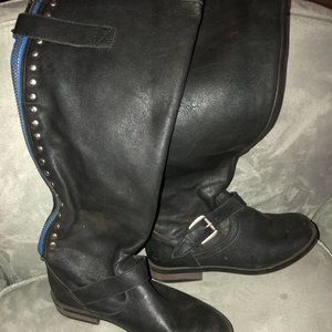 Women’s black boots with blue zipper